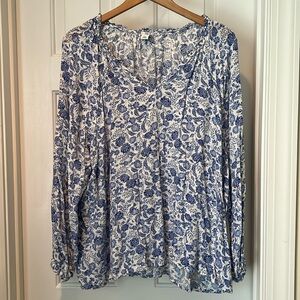 Old Navy women’s blue and white floral long sleeve blouse